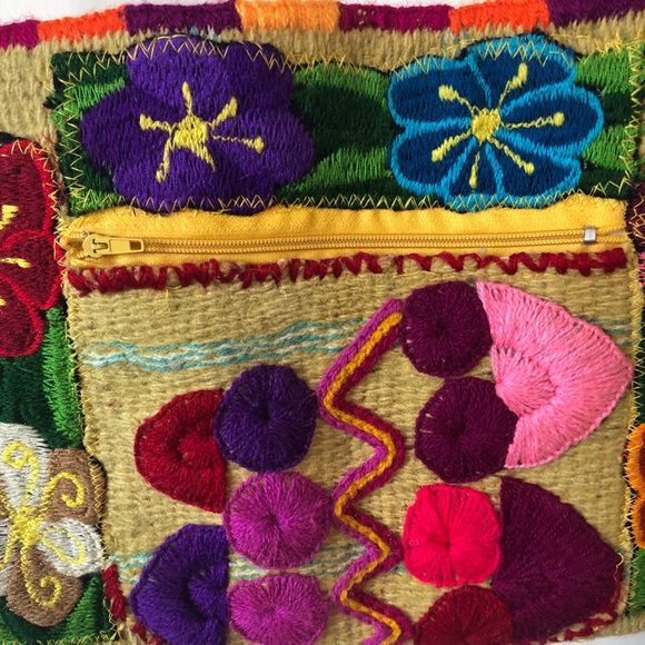 Tulum handcrafted pom pom woven bag from Mexico - Picture 4 of 6